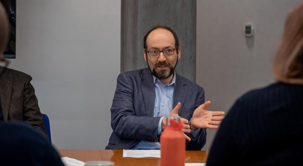 Dr Daniel Weiss speaking at the Faculty of Divinity, photographed by Susie Triffitt (2023) Daniel mid-speech, hands gesturing