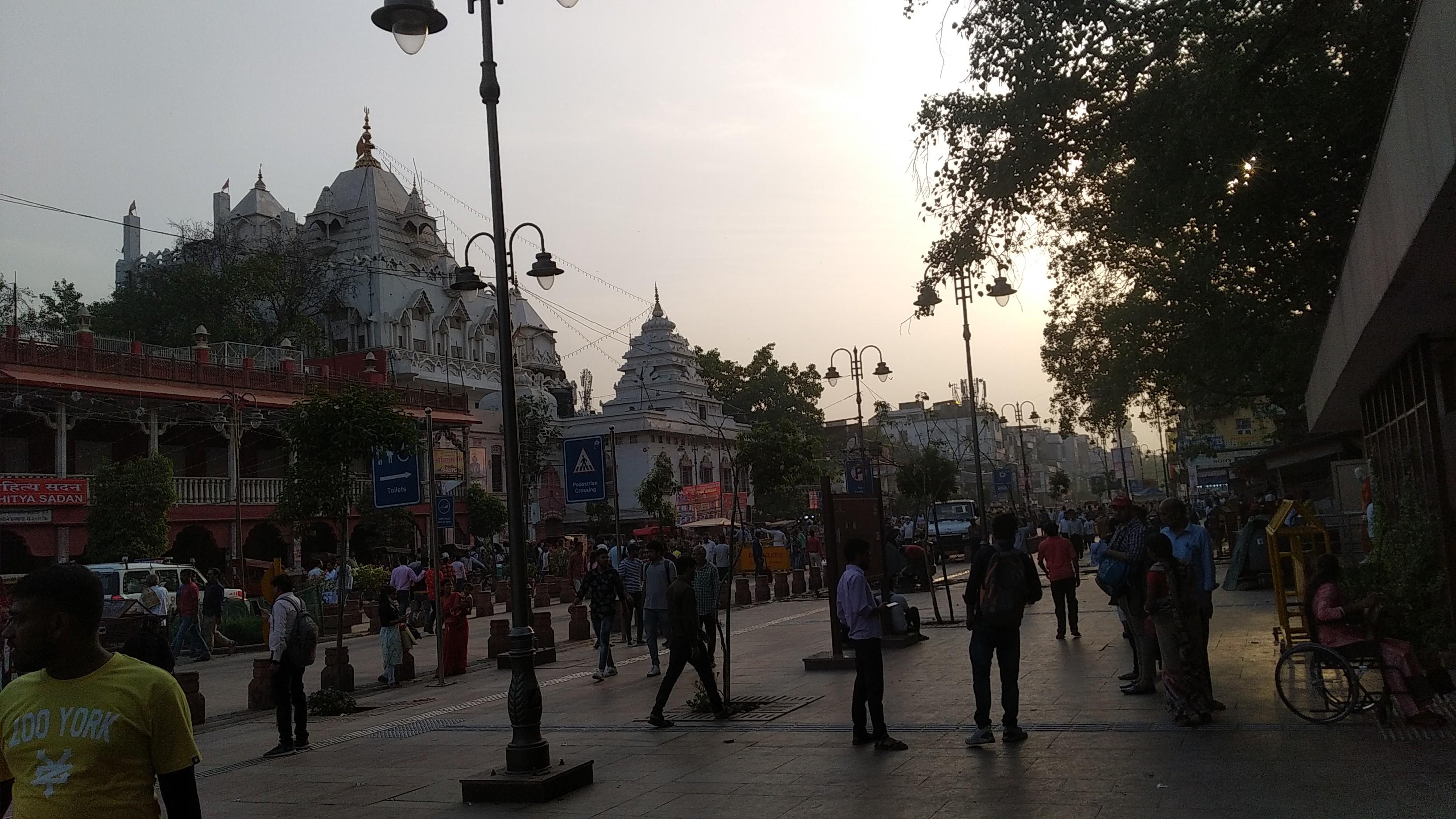 Chandni Chowk, New Delhi - photograph by Rakesh Kumar, 2022 - used with permission Street scene at sunset